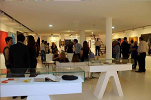 Visitantes no interior da ProArte Galeria