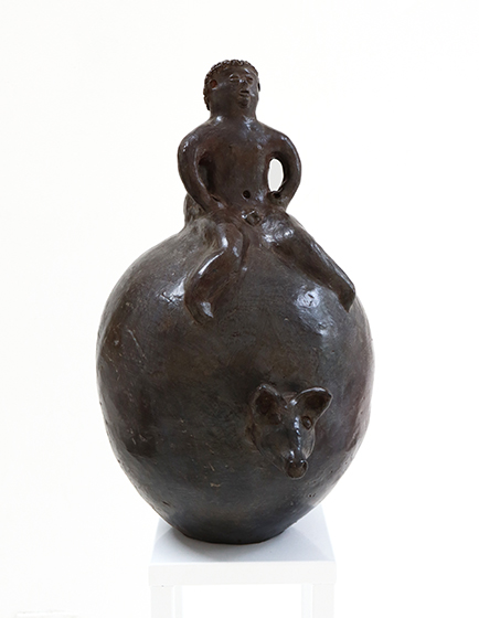 Esfera com duas figuras, obra de Ediltrudis Noguera