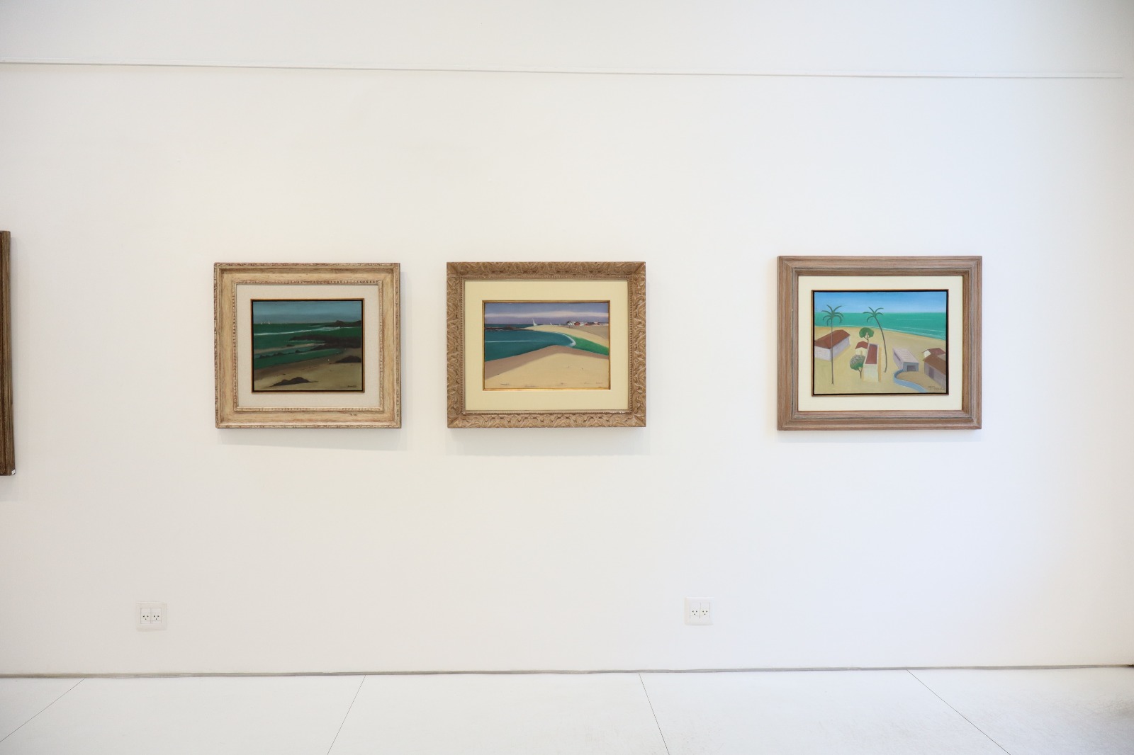 Três pinturas de paisagem litorânea na exposição Desde um certo ponto