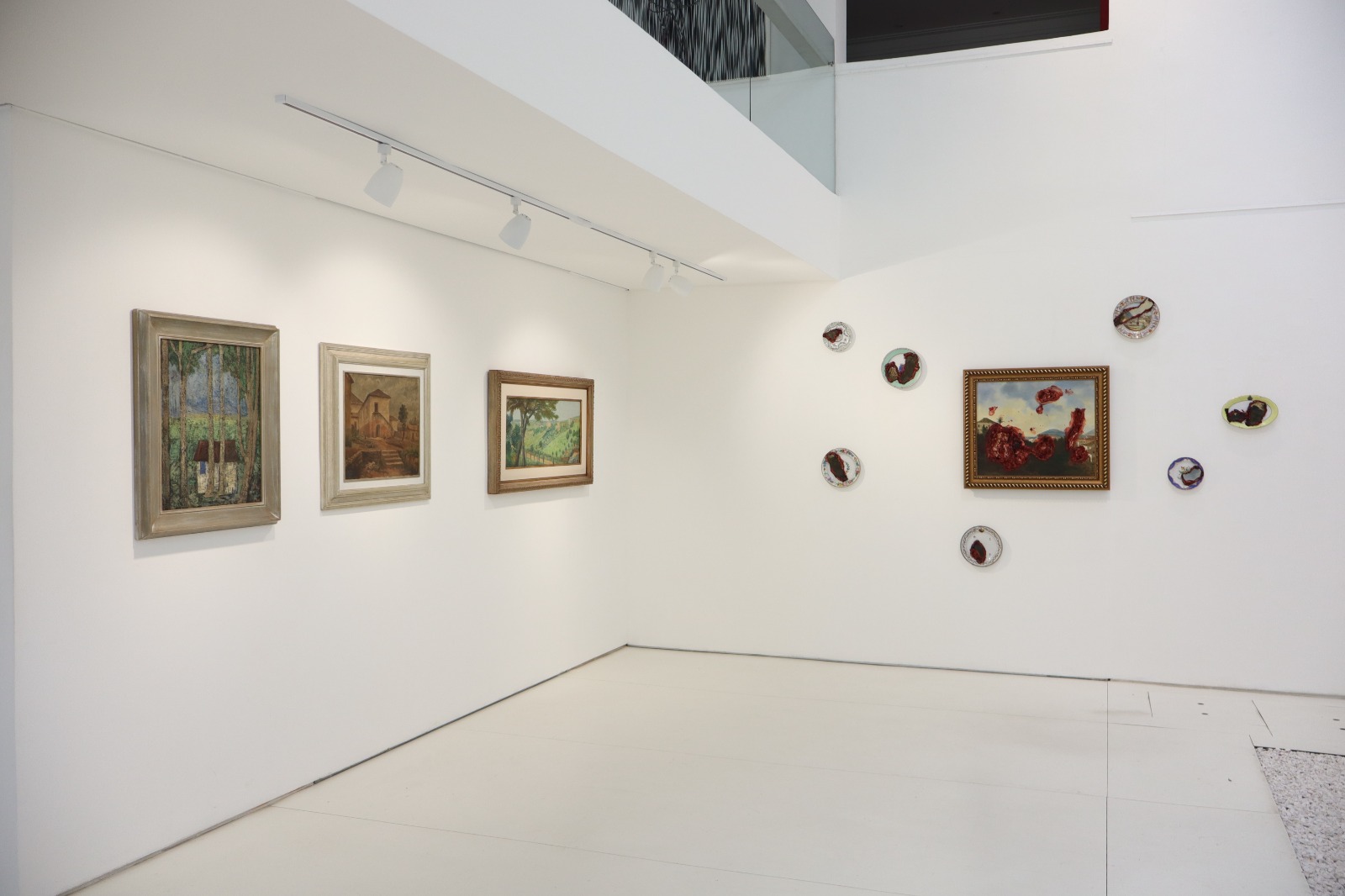 Vista da galeria com obras de Adriana Varejão e paisagens históricas