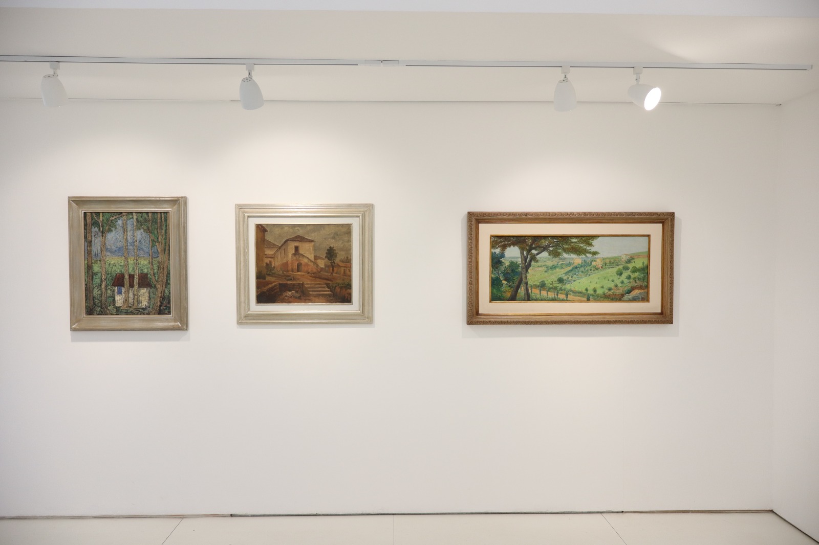 Conjunto de pinturas de paisagem na exposição Desde um certo ponto